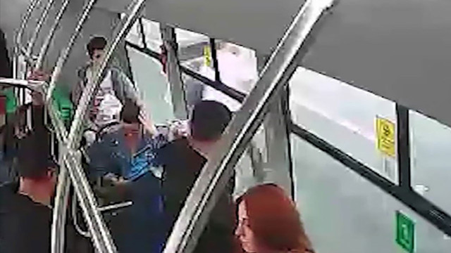 Düzce'de otobüs şoföründen taktir toplayan hareket! Otobüsü durdurdu yaşlı kadını karşıya geçirdi - Resim: 0