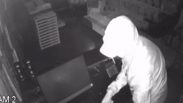 Fatih'te hırsızlar iç giyim mağazasına sürünerek girdi! 350 bin lira ile 12 bin dolar çaldılar - Resim: 0