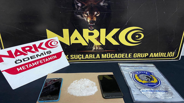 İzmir'de uyuşturucu operasyonu! Araca yapılan aramada çok sayıda uyuşturucu ele geçirildi - Resim: 0