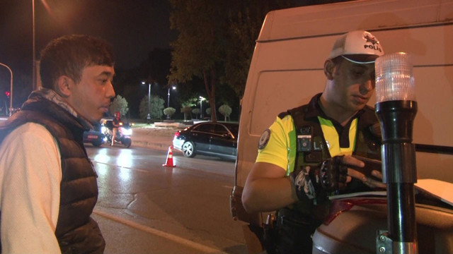 Kadıköy'de denetime takılan alkollü sürücü muhabirlerden isteği ile herkesi güldürdü! - Resim: 1