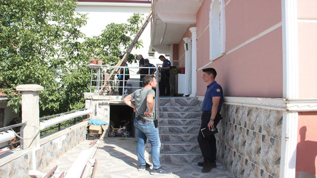 Karaman'da tadilat yapan usta çatıdan balkona düştü, ağır yaralandı! - Resim: 1