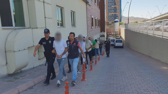Kayseri'de uyuşturucu tacirleri polisten kaçarken kaza yaptılar! - Resim: 0