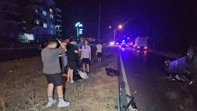 Kamyonun çarptığı otomobil takla atarak durabildi! 2 kişi yaralandı - Resim: 0