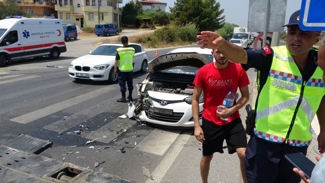 Antalya'da yoldan çıkan otomobile 2 otomobil çarptı! 5 kişi yaralandı - Resim: 0