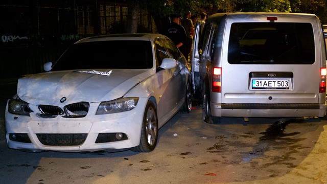 Alkollü sürücü park halindeki araçları hurdaya çevirdi! 4 araca çarpıp anca durabildi - Resim: 0