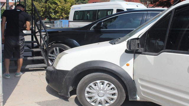 Kafa kafaya çarpışan iki araç merdiven korkuluklarına çarparak durdu! - Resim: 0