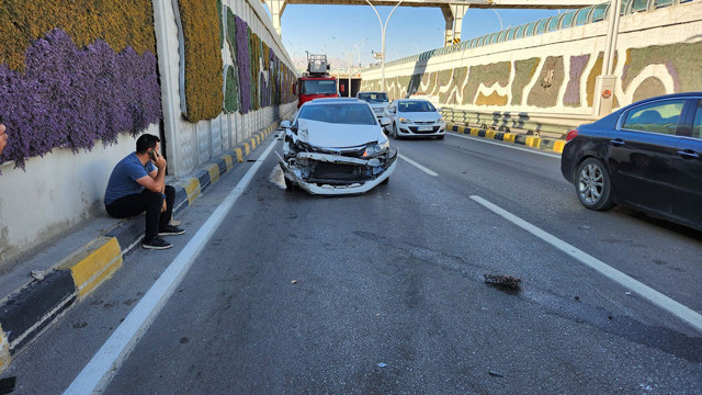 Van'da korkunç kaza! Minibüs ve otomobil birbirine girdi: 2 yaralı - Resim: 1
