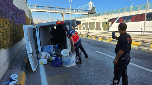 Van'da korkunç kaza! Minibüs ve otomobil birbirine girdi: 2 yaralı - Resim: 2