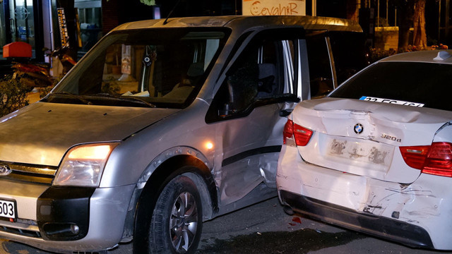 Alkollü sürücü park halindeki araçları hurdaya çevirdi! 4 araca çarpıp anca durabildi - Resim: 1