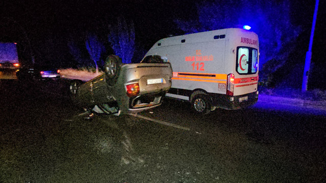 Kamyonun çarptığı otomobil takla atarak durabildi! 2 kişi yaralandı - Resim: 1