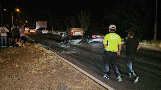 Kamyonun çarptığı otomobil takla atarak durabildi! 2 kişi yaralandı - Resim: 2