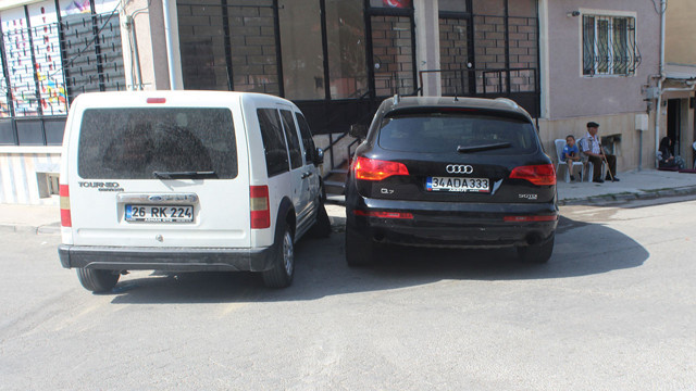 Kafa kafaya çarpışan iki araç merdiven korkuluklarına çarparak durdu! - Resim: 1