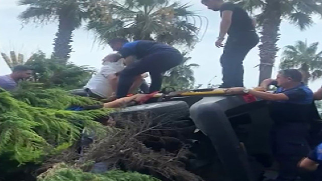 Kocaeli'de otomobilin çarptığı ağaç üstüne devrildi! Sıkışan sürücü yaralandı - Resim: 0