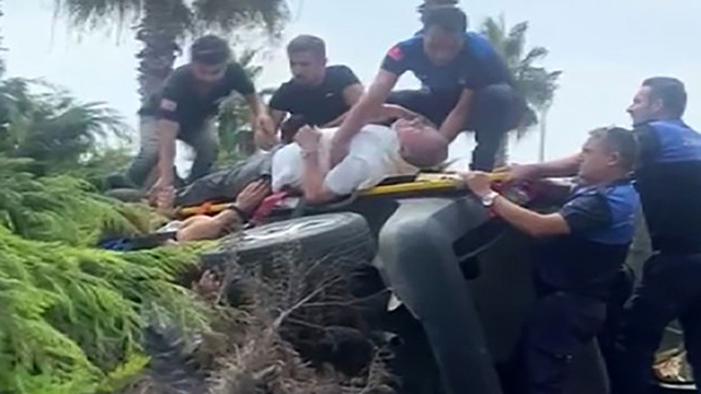 Kocaeli'de otomobilin çarptığı ağaç üstüne devrildi! Sıkışan sürücü yaralandı - Resim: 1