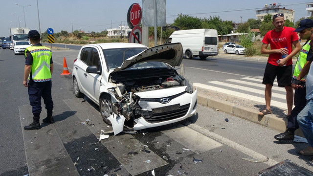 Antalya'da yoldan çıkan otomobile 2 otomobil çarptı! 5 kişi yaralandı - Resim: 2