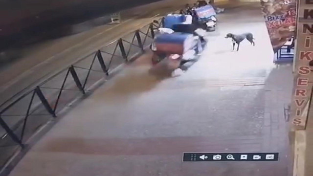 Anahtarını unutan kurye motorunu hırsıza kaptırdı! O anlar güvenlik kamerasına yansıdı - Resim: 1