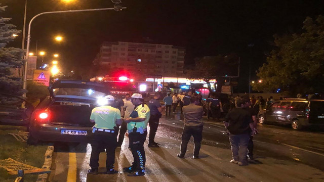 İki araç kafa kafaya çarpıştı, alev alev yanan araç hurdaya döndü - Resim: 0