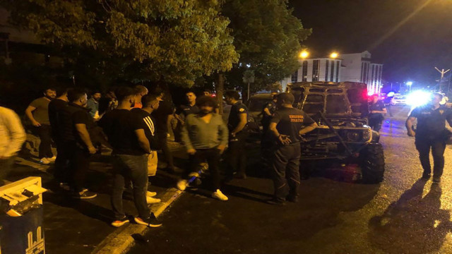 İki araç kafa kafaya çarpıştı, alev alev yanan araç hurdaya döndü - Resim: 1