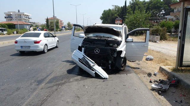 Antalya'da yoldan çıkan otomobile 2 otomobil çarptı! 5 kişi yaralandı - Resim: 1
