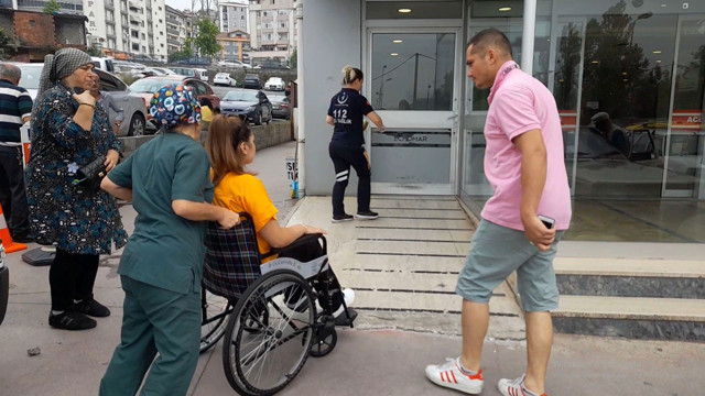 Zonguldak'ta faciadan dönüldü! Freni boşalan iş makinası halk otobüsüne çarptı - Resim: 0