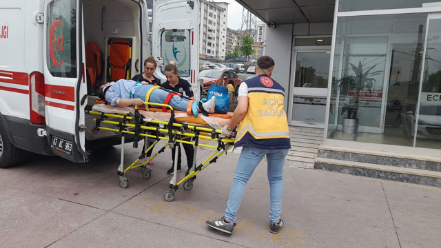 Zonguldak'ta faciadan dönüldü! Freni boşalan iş makinası halk otobüsüne çarptı - Resim: 1