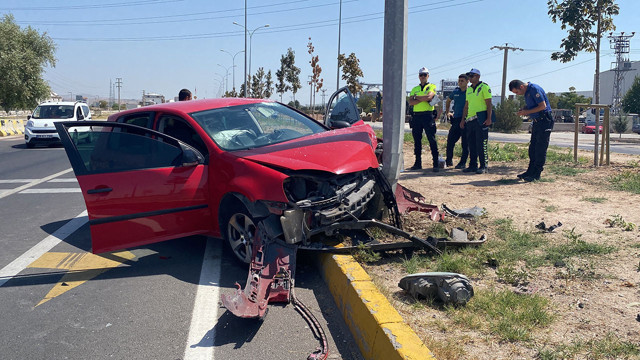 Yola atlayan köpeğe çarpmamak için canını hiçe saydı! Aydınlatma direğine çarptı: 2 yaralı - Resim: 0