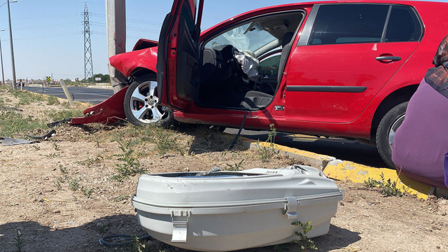 Yola atlayan köpeğe çarpmamak için canını hiçe saydı! Aydınlatma direğine çarptı: 2 yaralı - Resim: 1