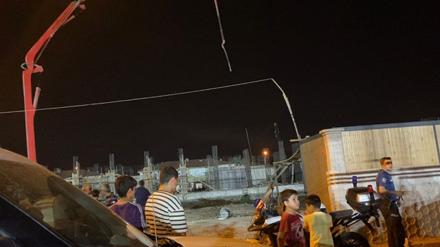 Okul inşaatında feci kaza! Beton mikserinin hortumu çarptı, ağır yaralandı - Resim: 2