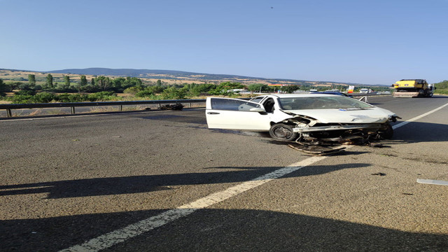 Uşak'ta acı kaza! Yoldan çıkan otomobil bariyerlere çarptı: 2 ölü - Resim: 0
