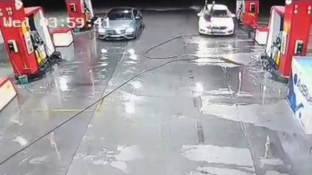 İzmir'de akaryakıt istasyonunda feci kaza! Otomobilin çarptığı kadın metrelerce sürüklendi - Resim: 2