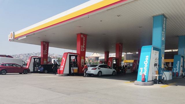 İzmir'de akaryakıt istasyonunda feci kaza! Otomobilin çarptığı kadın metrelerce sürüklendi - Resim: 0