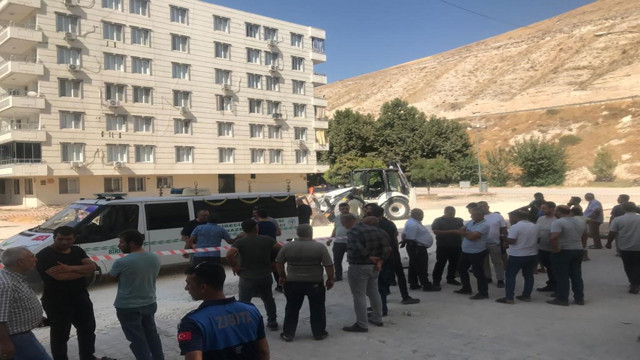 Şanlıurfa'da iş makinasının altında kalan kadın feci şekilde can verdi! - Resim: 1