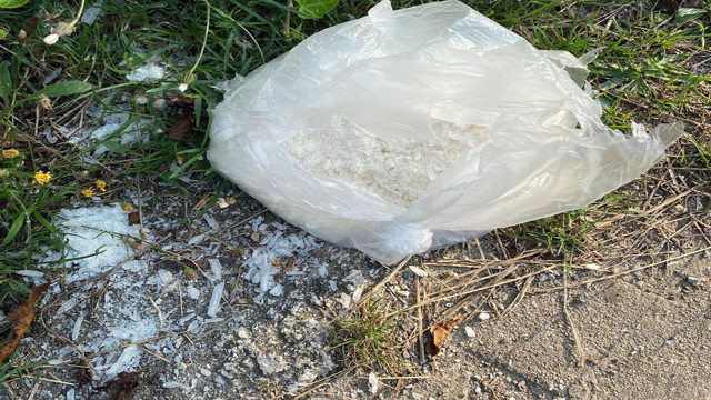 Polislerin 'dur' ikazına uymayıp kaçmaya çalıştılar! Yola uyuşturucu atıp, yakalandılar - Resim: 0