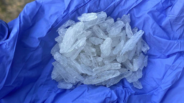 Polislerin 'dur' ikazına uymayıp kaçmaya çalıştılar! Yola uyuşturucu atıp, yakalandılar - Resim: 1