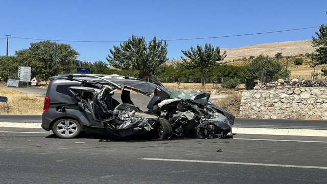 Adıyaman'da ticari araç ve pikap kafa kafaya çarpıştı: 3 yaralı - Resim: 1