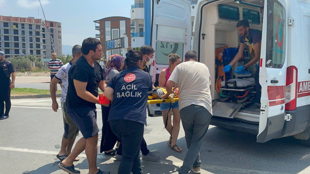 Düğün konvoyu küçük çocuğun faciası oldu! Yola çıkan çocuğa otomobil çarptı - Resim: 1