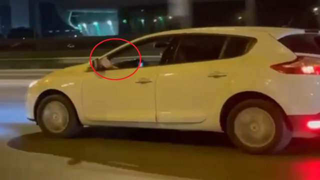 Serinlemek için aracının içinde yaptıkları trafiği tehlikeye attı! - Resim: 0