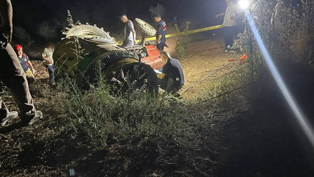 Devrilen traktörün altında can verdi! Cesedi gece bulundu - Resim: 1