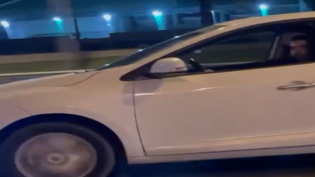 Serinlemek için aracının içinde yaptıkları trafiği tehlikeye attı! - Resim: 2