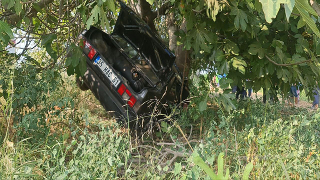 İzmir'de acı kaza! Şarampole yuvarlanan araçta 2 kişi hayatını kaybetti - Resim: 1