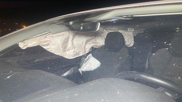 Kafa Kafaya çarpışan araçlar hurdaya döndü! 3 çocuk 5 kişi yaralandı - Resim: 0