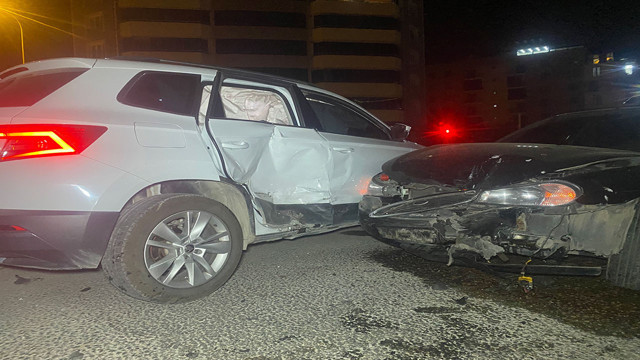 Kafa Kafaya çarpışan araçlar hurdaya döndü! 3 çocuk 5 kişi yaralandı - Resim: 1