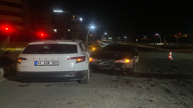 Kafa Kafaya çarpışan araçlar hurdaya döndü! 3 çocuk 5 kişi yaralandı - Resim: 2