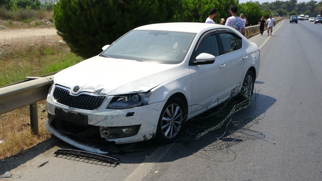 Çelik bariyerlere çarpan araç hurdaya döndü! Araç sürücüsü burnu kanamadan çıktı - Resim: 1