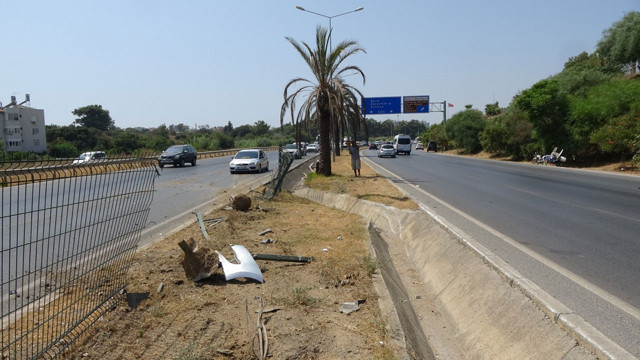 Çelik bariyerlere çarpan araç hurdaya döndü! Araç sürücüsü burnu kanamadan çıktı - Resim: 2