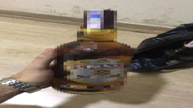 Bursa'da polis ekiplerinden sahte alkol operasyonu! Durudurlan araçta çok sayıda sahte alkol ele geçirildi - Resim: 0