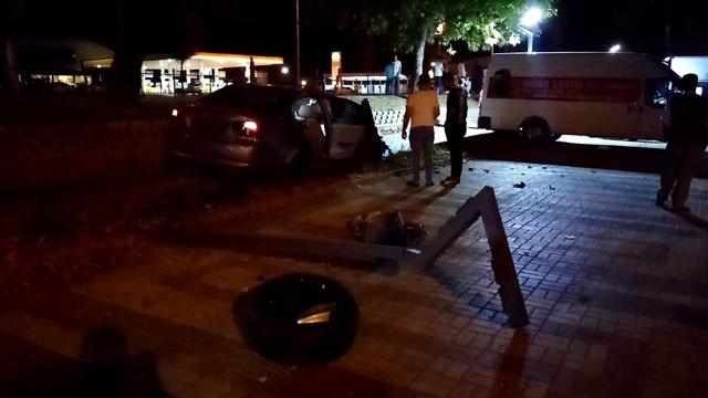 Bursa'da otomobil ve cip çarpıştı! Refüje çarparak devrildi: 5 yaralı - Resim: 0