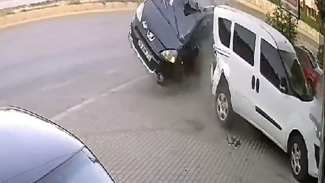 Kontrolünü kaybedip park halindeki 3 araca birden çarptı! 2 kişi yaralandı - Resim: 0