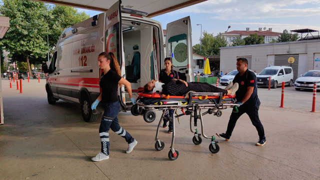 Kontrolünü kaybedip park halindeki 3 araca birden çarptı! 2 kişi yaralandı - Resim: 2