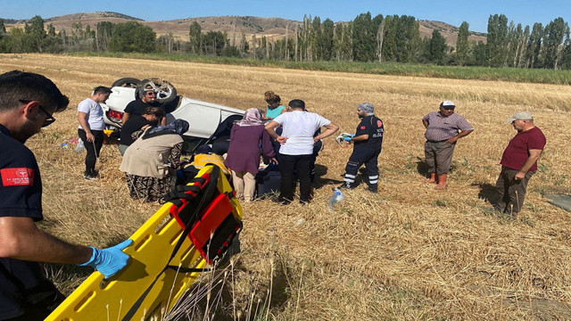 Çorum'da korkunç kaza! Kontrolden çıkan araç takla atarak tarlaya devrildi - Resim: 0